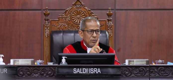 Wakil Ketua MK Saldi Isra saat mengajukan pertanyaan pada sidang lanjutan uji Undang-Undang Nomor 1 Tahun 2009 tentang Penerbangan, Selasa (04/08) di Ruang Sidang MK. Foto Humas