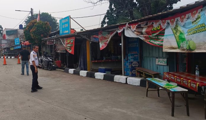 Lapak pedagang di sekitar kawasan Terminal Bus Pasar Jumat, Sabtu (8/8/2026).