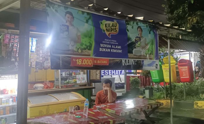 Warung kopi di Terminal Bus Pasar Jumat, Pondok Pinang, Jakarta Selatan, tampak sepi, Sabtu (8/8/2026).