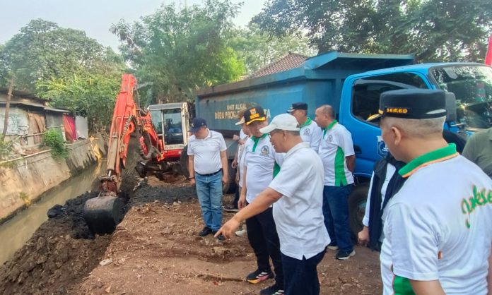 Pemkot Administrasi Jakarta Selatan menggelar kerja bakti massal membersihkan lingkungan dan mengeruk saluran PHB Alfa Indah di Kecamatan Pesanggrahan, Minggu (9/8/2026).
