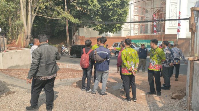 Pemkot Jaksel meninjau proyek pembangunan kafe yang ditemukan menutup saluran air untuk akses kafe di Jalan PDK Raya, Lebak Bulus, Kecamatan Cilandak, Kamis (13/8/2026).