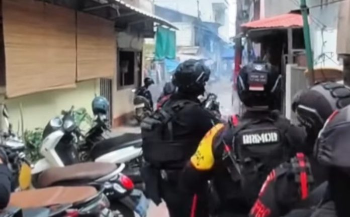 Tangkapan layar penggerebekan Kampung Bahari oleh BNN dan Brimob, Kamis (13/8/2026).