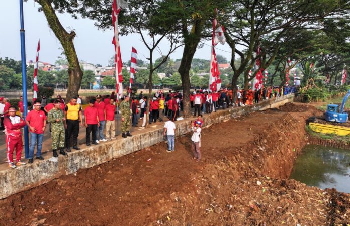 Pemerintah Kota Administrasi Jakarta Selatan bersama DPRD DKI Jakarta, TNI, dan Polri turun langsung melakukan kerja bakti membersihkan sungai dan saluran mikro di kawasan Waduk Cavalio, Pesanggrahan, Jakarta Selatan, Sabtu (15/8/2026).