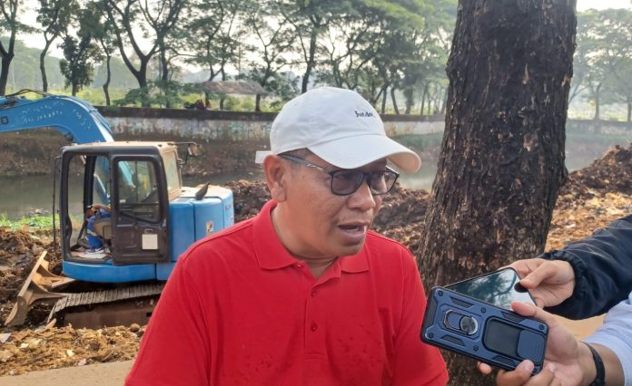 Kepala Suku Dinas Sumber Daya Air (SDA) Jakarta Selatan Santo saat kerja bakti massal di kawasan Waduk Cavalio, Pesanggrahan, Sabtu (15/8/2026).