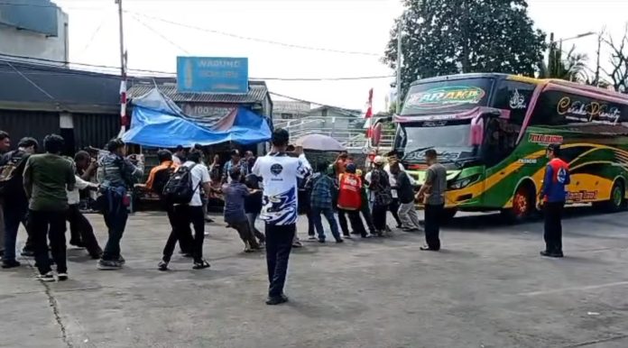 Warga, kru bus, pedagang hingga calon penumpang ikut adu cepat dalam lomba menarik bus antarkota antarprovinsi (AKAP) berbobot sekitar 10 ton di Terminal Lebak Bulus, Jakarta Selatan, Senin (17/8/2026).