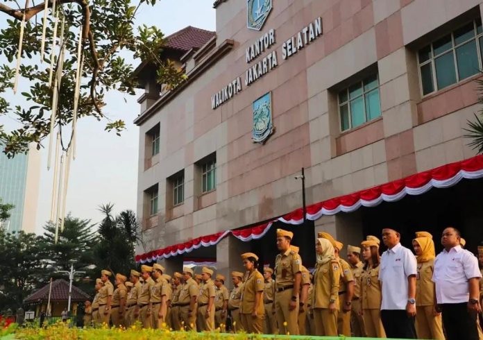 Pemerintah Kota Administrasi Jakarta Selatan pun meminta jajaran kecamatan dan kelurahan ikut membantu meningkatkan kepatuhan wajib pajak dengan menyebarkan surat imbauan Belum Daftar Ulang Pajak Kendaraan Bermotor (BDU PKB).