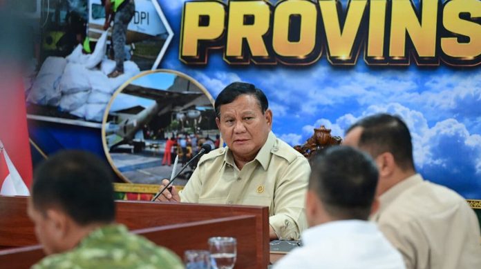 Presiden Prabowo Subiantot saat memimpin rapat terbatas penanganan kebakaran hutan dan lahan (karhutla) di Posko Aju Provinsi Riau, Kota Pekanbaru, Senin (24/8/2026).