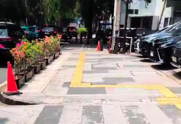 Taman di trotoar Jalan Gunawarman, Kebayoran Baru, Jakarta Selatan, yang viral setelah sebagian areanya ditutup beton.