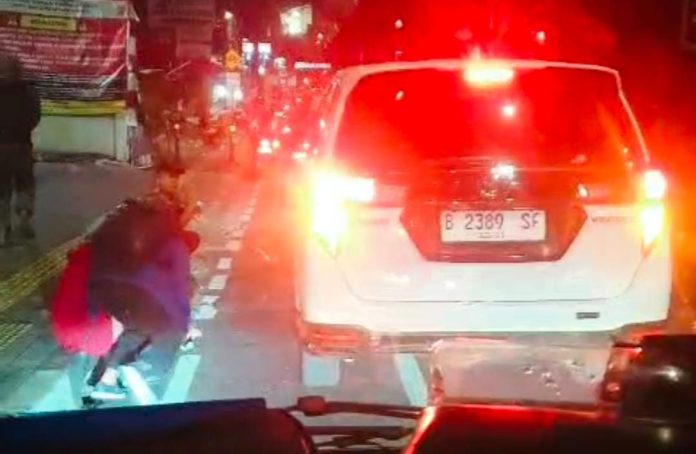 Tangkapa layar aksi bagi-bagi uang dari dalam mobil di kawasan ITC Fatmawati, Jakarta Selatan, pada Sabtu dini hari (22/8/2026).