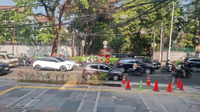 Taman di tengah trotoar Jalan Gunawarman, Kebayoran Baru, Jakarta Selatan, yang sempat ditutup beton, kini mulai dikembalikan seperti kondisi semula, Rabu (26/8/2026).