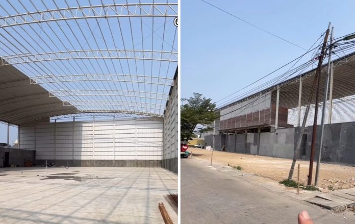 Pembangunan lapangan padel di Jalan Penyelesaian Tomang III, RW 10, Kelurahan Meruya Utara, Jakarta Barat,