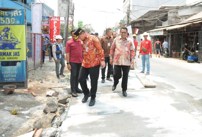 Wali Kota Jakarta Selatan Syafrin Liputo dan Kepala Sudin SDA Jakarta Selatan Santo saat meninjau pembangunan drainase dan peninggian jalan di Jalan Muchtar Raya, Kelurahan Petukangan Utara, Kecamatan Pesanggrahan, pada Kamis (27/8/2026).