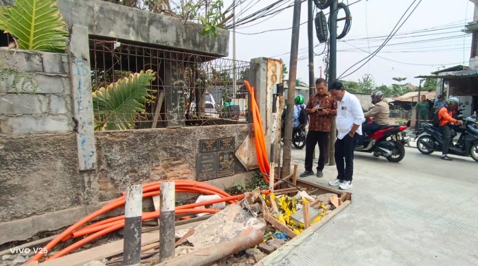 Lurah Petukangan Utara Husaini dan kotraktor saat mengeluhkan saluran air yang belum terhubung dengan drainase baru di Jalan Muchtar Raya, Pesanggrahan, Jakarta Selatan, Kamis (27/8/2026).