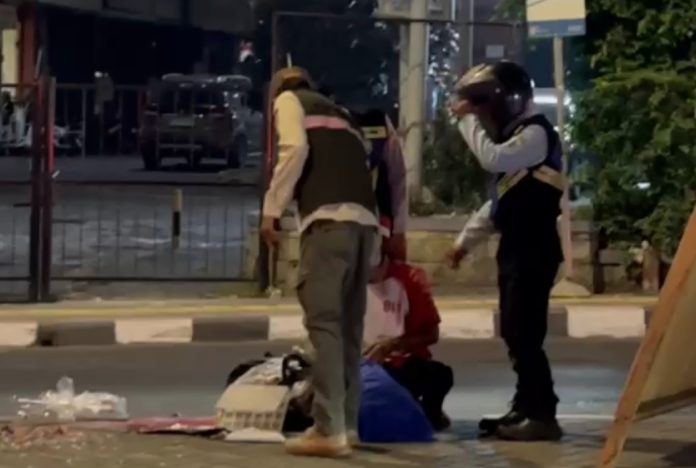 Petugas Sudin Sosial dan Satpol PP saat menjangkau seorang PKKS yang diduga tengah menunggu Haji Gocap di Jalan Fatmawati, Kebayoran Baru, Jakarta Selatan, Sabtu dini hari (29/8/2026).