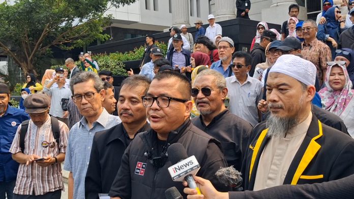 Komite Independen Pemantau Pemilu (KIPP), Partai Ummat, Denny Indrayana, enam warga yang tergabung dalam Forum Purnawirawan Prajurit TNI di Gedung MK Jakarta, Senin (21/6/2026).