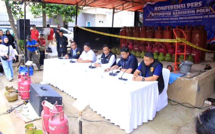 Dittipidter Bareskrim Polri menggerebek dua lokasi yang diduga menjadi tempat pengoplosan LPG 3 kilogram (kg) bersubsidi di Pondok Aren, Tangerang Selatan, Banten.