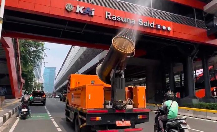 Sudin Lingkungan Hidup Jakarta Selatan melakukan penyemprotan water mist di sepanjang Jalan H.R. Rasuna Said hingga Jalan Mampang Prapatan Raya, Jumat (4/9/2026).
