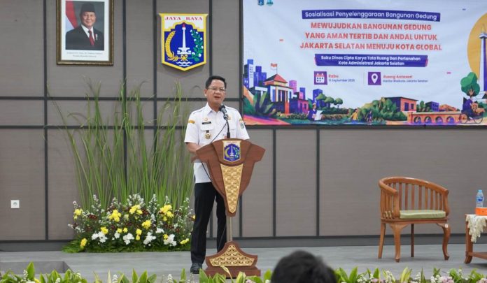 Wali Kota Administrasi Jakarta Selatan Syafrin Liputo saat membuka sosialisasi penyelenggaraan bangunan gedung di Kantor Wali Kota Jakarta Selatan, Rabu (16/9/2026).