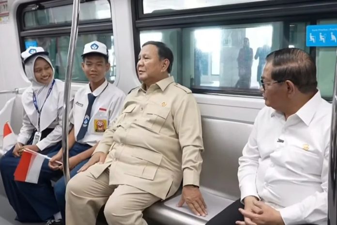 Dua pelajar SMP Negeri 270 Jakarta mencuri perhatian publik setelah berkesempatan duduk tepat di dekat Kepala Negara dan Gubernur DKI Jakarta, Pramono Anung, di dalam gerbong kereta.