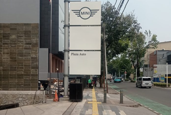 Konstruksi reklame di Jalan Senopati, Kebayoran Baru, Jakarta Selatan yang dikeluhkan warga karena menghalangi pejalan kaki.