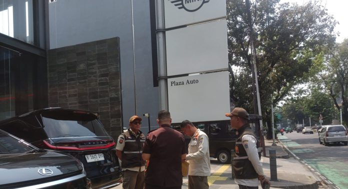 Satpol PP DKI Jakarta mengecek reklame di Jalan Senopati Raya, Kebayoran Baru, Jakarta Selatan, Jumat (25/9/2026).