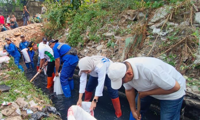 Wali Kota Jakarta Selatan Syafrin Liputo didampingi Asisten Perekonomian dan Pembangunan Jakarta Selatan Iwan K Santoso serta Kepala SDA Jakarta Selatan Santo turun langsung membersihkan lumpur di saluran air di Jalan Poncol, Kelurahan Kuningan Barat, Mampang Prapatan, Minggu (27/9/2026).