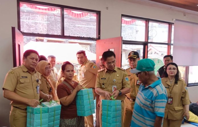 Pemerintah Kota (Pemkot) Administrasi Jakarta Selatan (Jaksel) mendistribusikan berbagai kebutuhan dasar bagi penyintas kebakaran di Jalan Subur Ujung RT 07 RW 13, Kelurahan Menteng Atas, Kecamatan Setiabudi, Senin (5/10/2026).