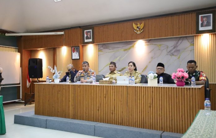 Camat Kebayoran Lama Mustopa dalam pertemuan bersama tokoh masyarakat, pengurus RT/RW, Lembaga Musyawarah Kelurahan (LMK), serta Forum Kerukunan Umat Beragama (FKUB) di Kantor Kelurahan Pondok Pinang, Selasa (6/10) sore.
