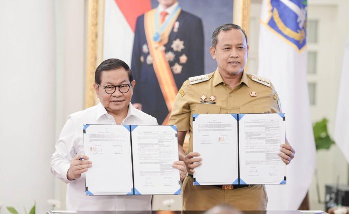 Perpanjangan kerja sama TPST Bantargebang ditandai dengan penandatanganan perjanjian antara Pramono dan Wali Kota Bekasi Tri Adhianto Tjahyono di Balai Kota DKI Jakarta, Senin (26/10/2026).