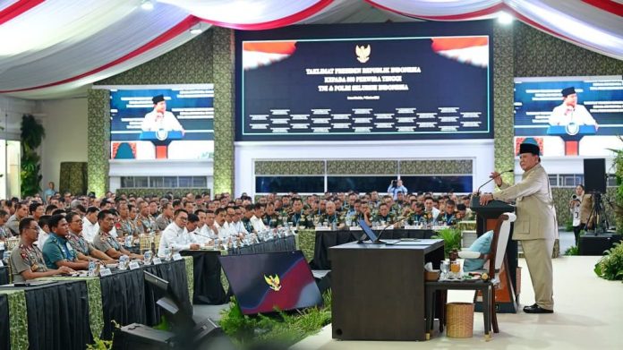Presiden Prabowo Subianto mengumpulkan sebanyak 800 perwira tinggi Tentara Nasional Indonesia (TNI) dan Kepolisian Negara Republik Indonesia (Polri) dari seluruh Indonesia di Kompleks Istana Kepresidenan, Jakarta, pada Rabu (7/10/2026).