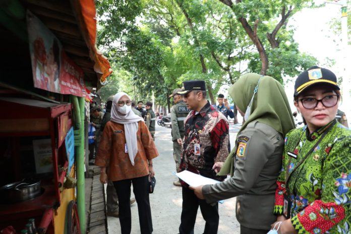 Wakil Camat Jagakarsa Siswanto memberikan SP3 kepada PKL yang berjualan di bantaran Setu Babakan, Jagakarsa, Kamis (8/10/2026).