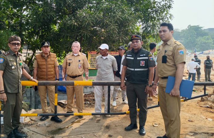 Lurah Petukangan Selatan, Ahmad Syarief mendampingi pemasangan portal yang dilakukan pihak Kelurahan Larangan, Tangerang, Selasa (13/10/2026).