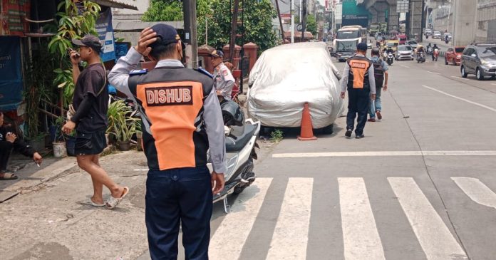 (Sudin Perhubungan) Jakarta Selatan menderek sebuah mobil yang terparkir di bahu Jalan Lebak Bulus, Kecamatan Kebayoran Lama, Jakarta Selatan.