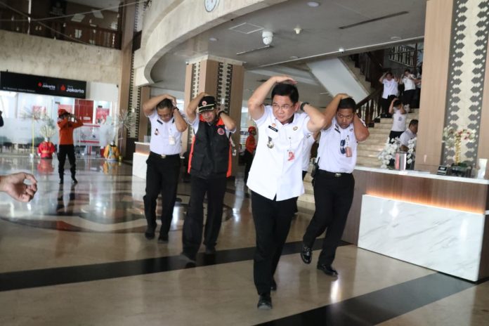 Wali Kota Jakarta Selatan Syafrin Liputo keluar dari gedung kantornya untuk menyelamatkan diri.